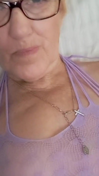 Podívejte se na celou tuto sexy milfku