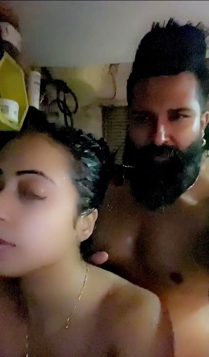 raunchy_couple: Použijte šťávu D. Po dlouhém únavném dni gran d prsa n squueze...