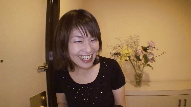 Asiatiques: Istrinya pulang kerja untuk menyenangkannya