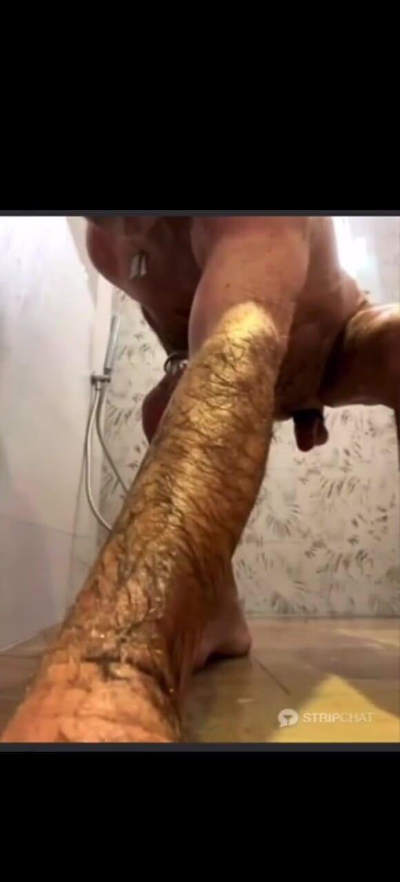 Daddybearvlc: Kolejny dzień, kolejny prysznic, kolejny wank. Proszę kochać kogut ojczyma !!...