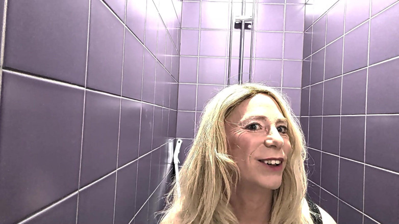 NikkiGee: Double Dildo in a Shower
