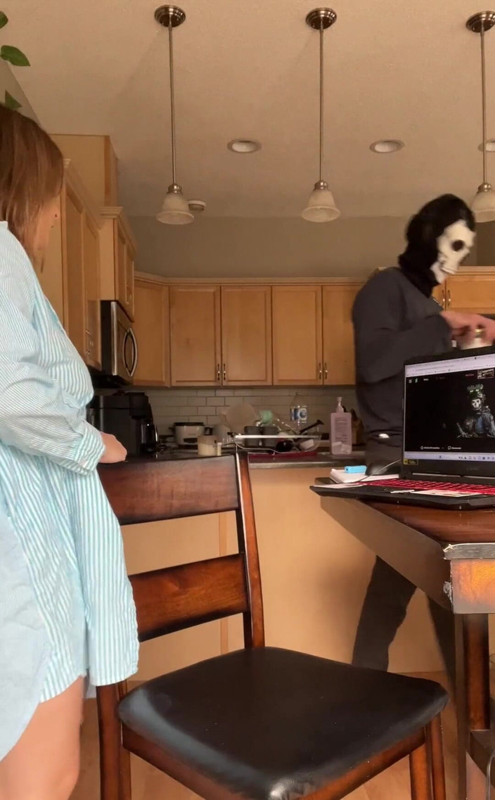 Avril Showers: Het is -39 Hier Vandaag! We filmden je een gemaskerde mannenfantasie-rollenspelvideo...