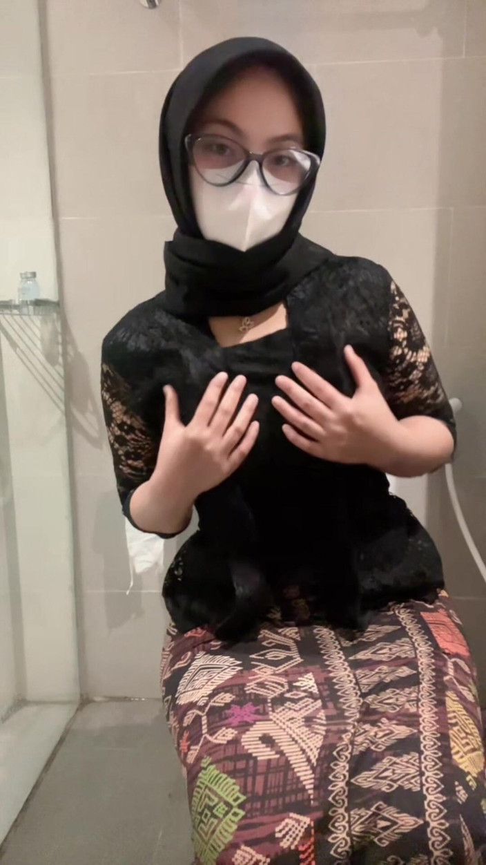 Biancaid: Sexy bílá dívka s hidžábem v kebaji hraje na záchodě...