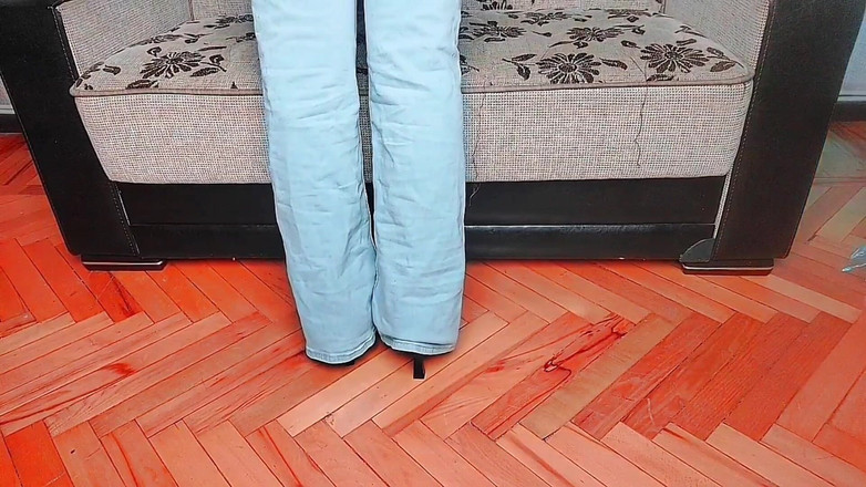 Kitty_Cross: Ateşli travesti büyük kalçalarını stille gösteriyor