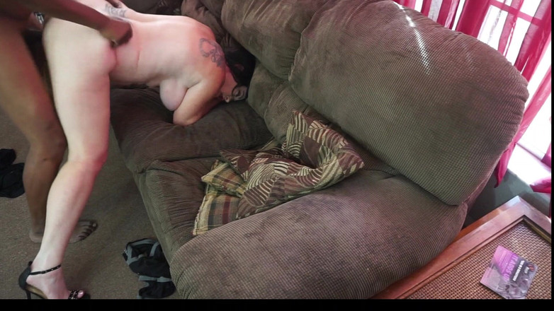 MrToXXXic: Грязная белая шлюха Sherri трахается и сосет большой черный член ее квартирантки