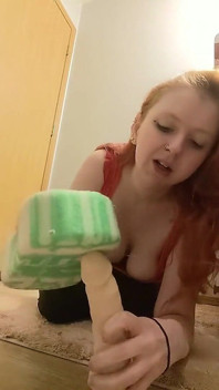 La Baby-sitter Gomme Encore Ta Bite Avec Son Éponge