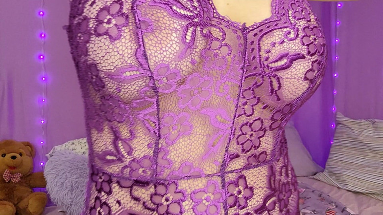 Brenna Lilac: 스쿠버 탱크로 자위하는 장갑을 낀 자위