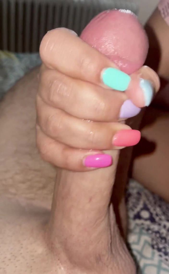Latina mala: Latina colorida paja con uñas provoca