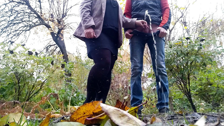 OurFetishLife: Fördärvad hemmafru hjälper grannen att kissa på gatan