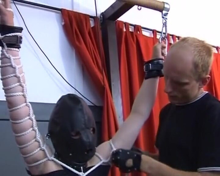 Deutsche Madchen: Avstängd tysk slyna suger kuk efter BDSM -action