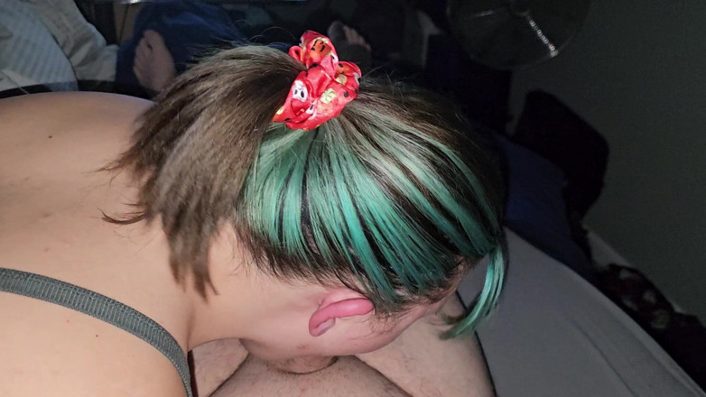 Funhousewife69: 그는 완전히 배수하고 침대에 대한 준비가 될 때까지 그를 빨아