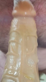 Emme ve salya sallama, götten ağza ve boşalma dahil olmak üzere dildo ile yakın çekim anal sikiş.