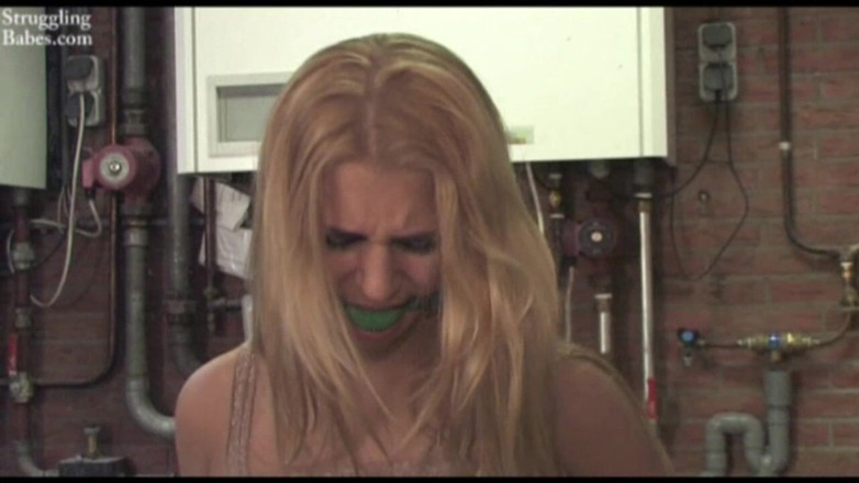 Submissed: Linda Ray en silla, amordazada por las tetas