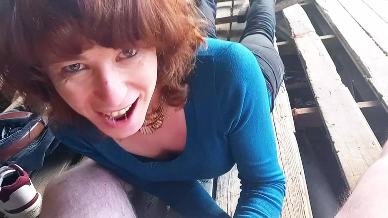 RedLili: 红发女郎在户外吮吸爸爸的鸡巴