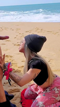 Eu pedi a um estranho para me filmar na praia, eu o recompensei com um boquete muito molhado!