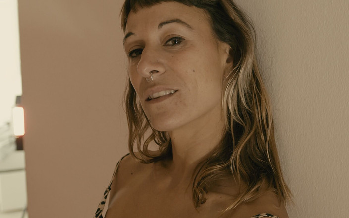 Magia Rosa: Cammino sexy nel mio vestito e nuda