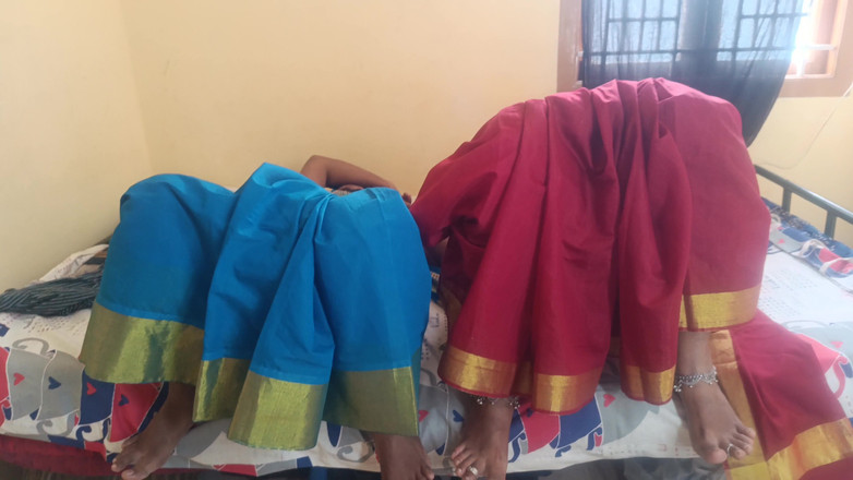 Inba: Пари лесбіянок трахаються втрьох