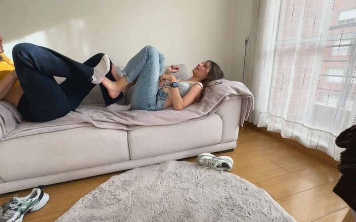 scarlettandc: Două lesbiene au un meci de luptă feminin cu picioare...