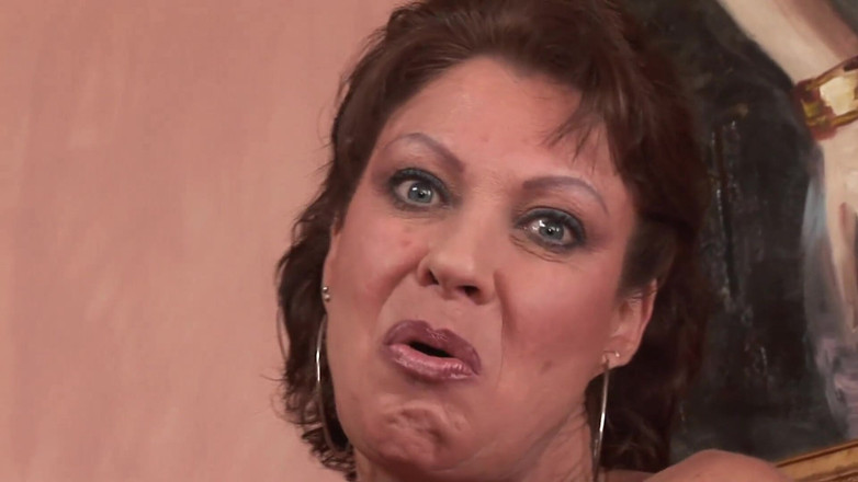 Milf in Love: Incredibile milf sporca tradisce suo marito con un grosso cazzo...