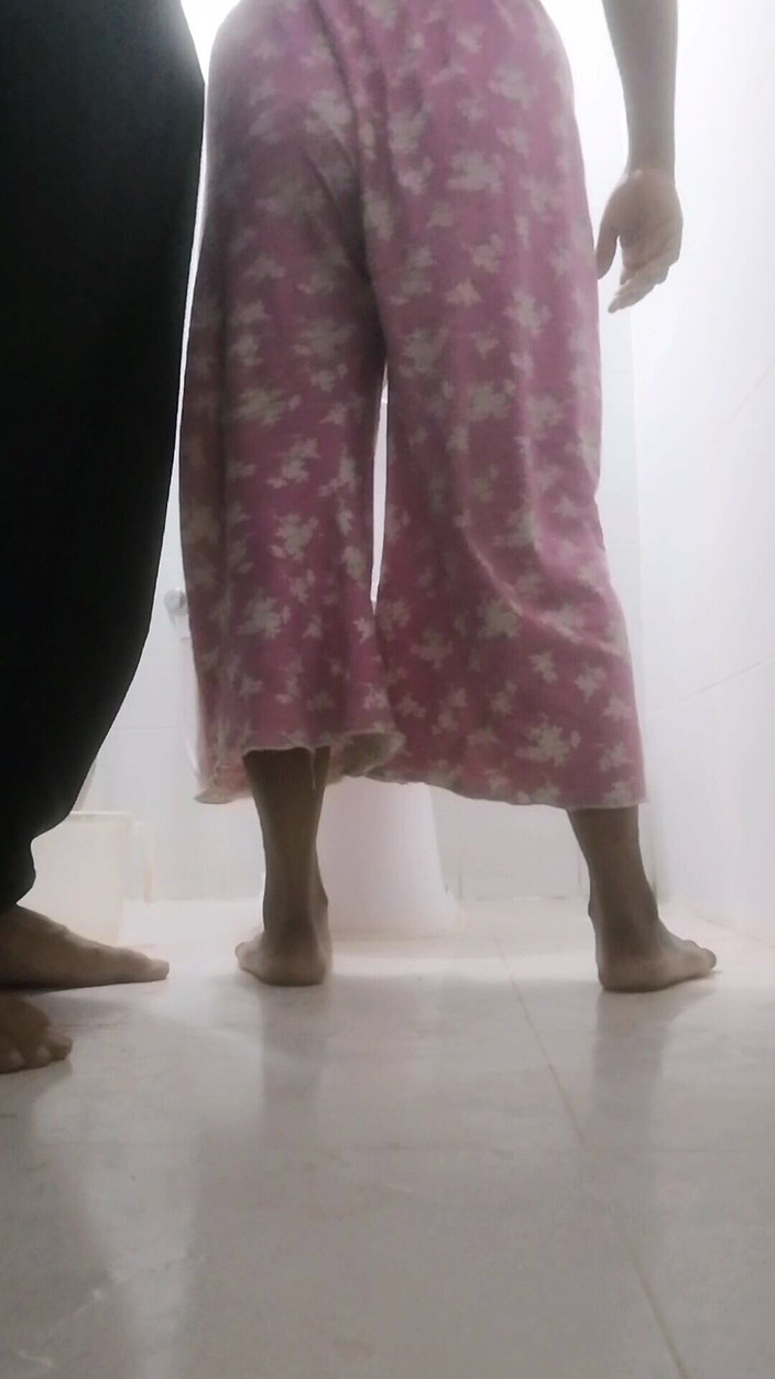 Skakoi: Vabi дезі у ванній кімнаті займається сексом з пасинком