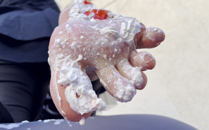 Mistress Legs: Des fraises avec de la crème fouettée sur mes pieds...