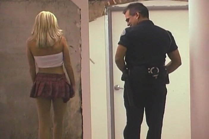 THAGSON RETRO: Gagică blondă tare de polițist - explozie cu orgasm care țâșnește