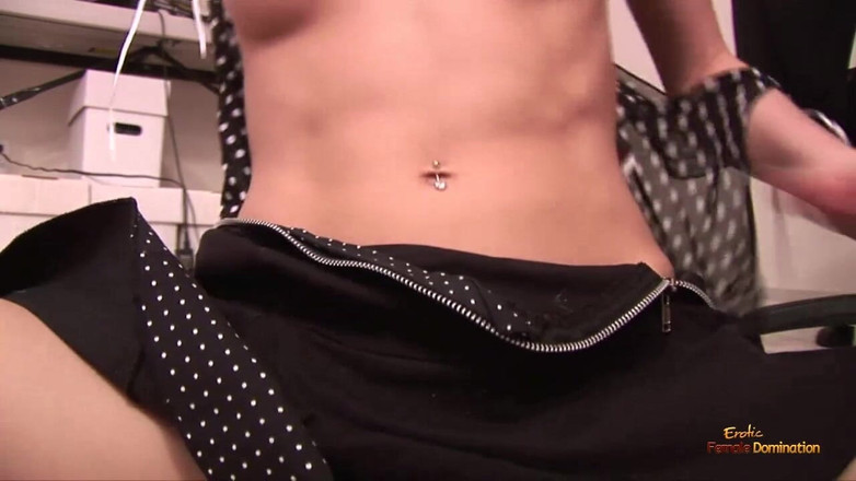 Erotic Female Domination: Kemaluan basah berbulu dipuaskan dengan jari panjangnya yang kurus