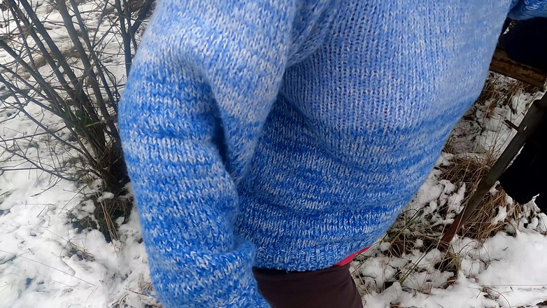 Bouncy Tits Action: Красные сиськи в снегу