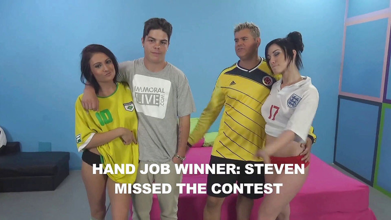 Double Trouble: Темноволосые крошки дрочут хуй, пока королева Lucky Fella