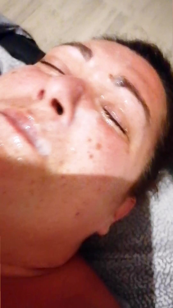 Chupita84: पत्नी के चेहरे पर वीर्य की बौछार और चुदाई