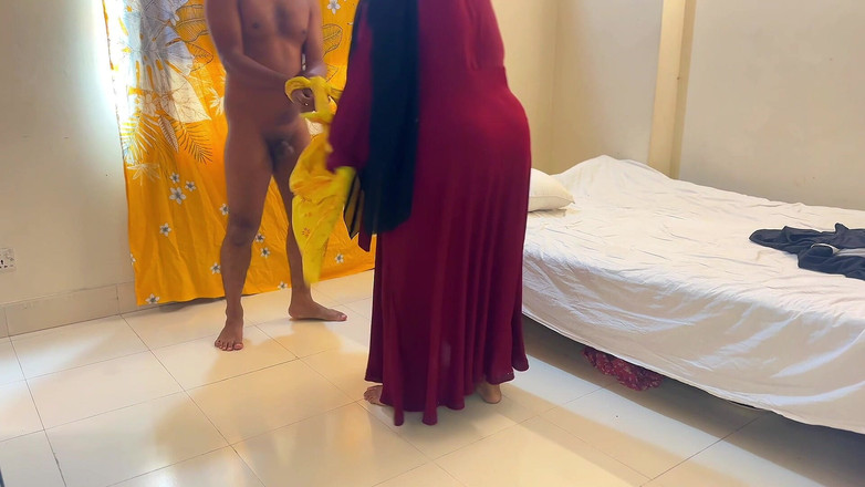 Aria Mia: タブーセックス、イスラム教徒、巨乳、40歳の継母、義理の息子の18歳の友人から性交したい、そして彼は彼女の手を縛り、乱暴な性交をする