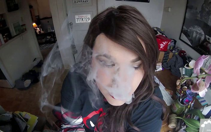 Miss Alina Paige: Trans Cutie Smoking (nie nago)