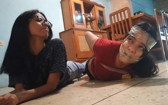 Selfgags Latina Bondage: Băng của Alexandra bị trói buộc bởi nô lệ chó...