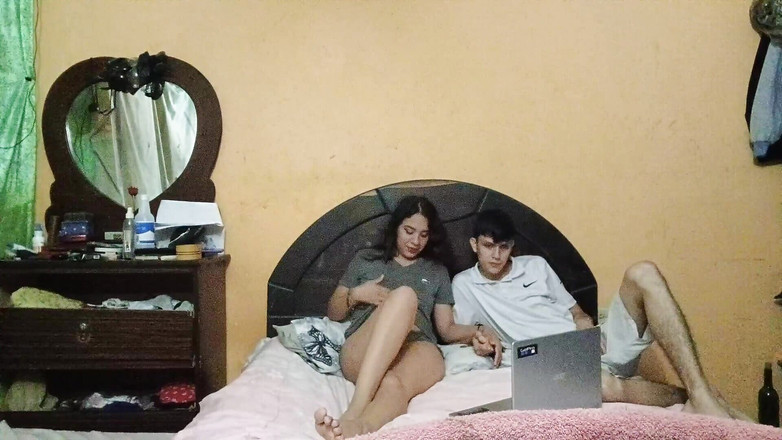 Artemisa74: 继妹因为你一个人，忙于电脑 - 是的，继兄你能帮我缓解压力吗