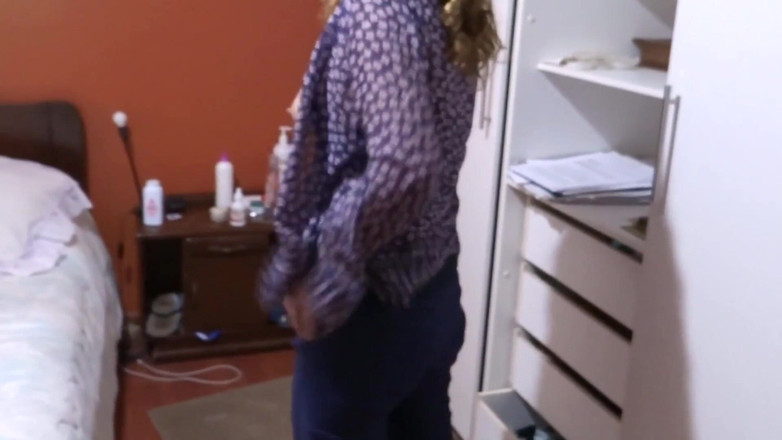 Ardientes69: 我的妻子穿着色情内衣在女仆的丈夫面前炫耀，并让他做爱