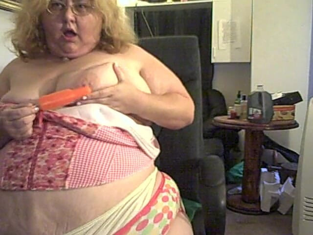 BBW nurse Vicki adventures with friends: 미니 스커트 타이트한 상의를 입고 천천히 스트립하는 17분 길이의 쇼를 촬영한 캠 쇼였습니다.