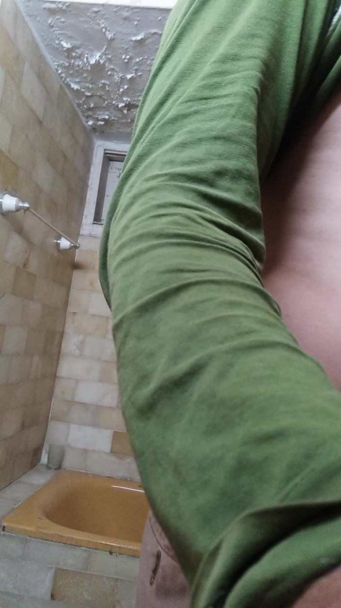 White ass: Ukazuji mi zadek na kancelářské toaletě