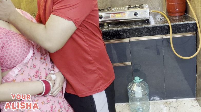 Your Alisha: Jija fode seu saali quente na cozinha