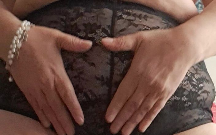 Mommy big hairy pussy: Zralá MILFka ve velkých krajkových kalhotkách