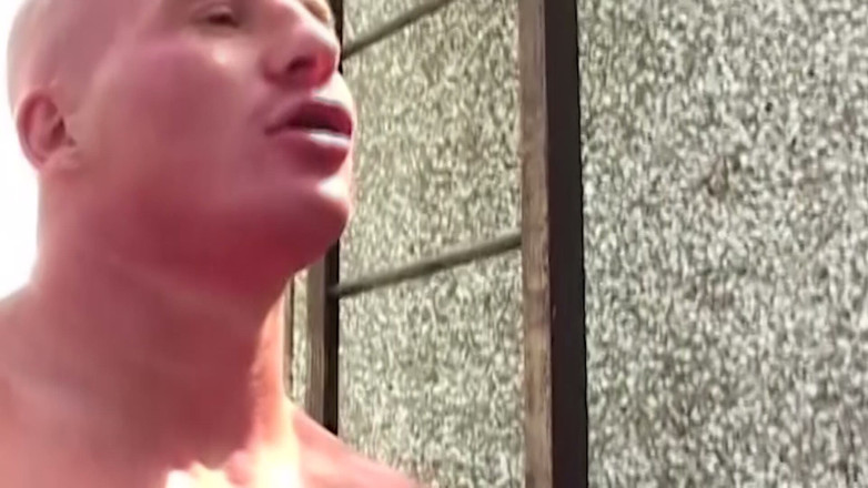 SEXUAL SIN GAY: Bez siodełka Rooftop_ scena 2_a para sąsiadów spotyka się w windzie...