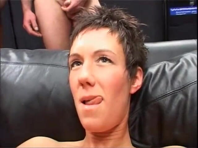 Fetish Desire: En vacker tysk brunett sväljer 15 sprut