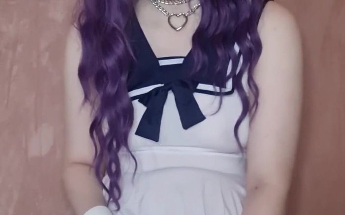 kyu_misa: Kitten inci dildo ile oynamayı seviyor