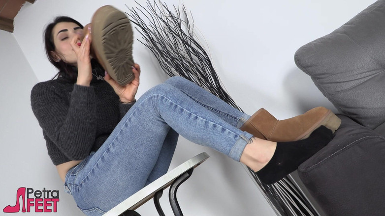 Foot Fetish HD: Gagică remarcabilă cu părul negru Petra seducând cu picioarele și degetele...
