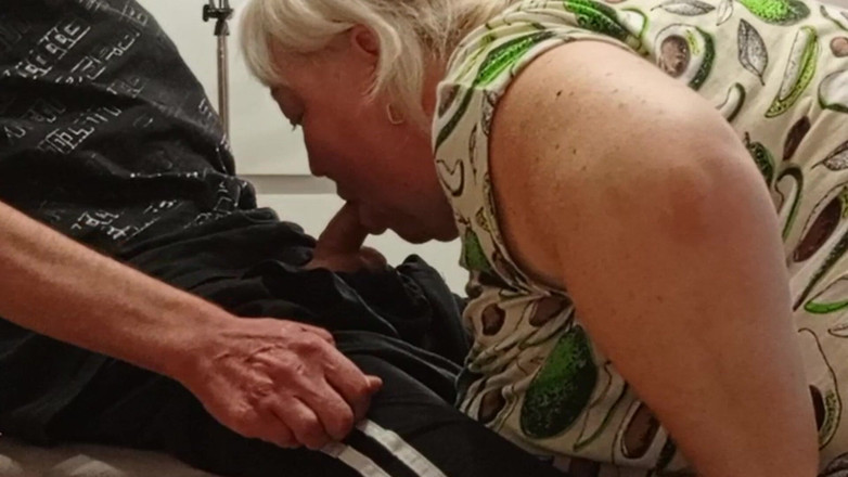 Zona901: 继母给我口交，所以我在她嘴里射精