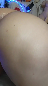 Dikke camgirl wordt hard geneukt door een seksmachine op live!!