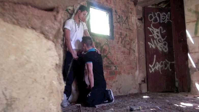 BAD BOYS FUCKERS FROM FRANCE: Jimy bị youn sstraight badboy đụ ngoài trời