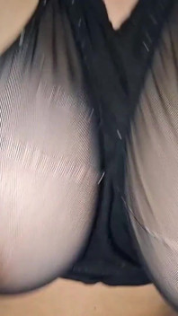 Katty milk gioca e scuote le sue enormi tette davanti alla telecamera