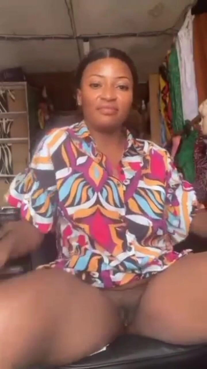 Me and my new slut: Melancap awam mama miang bermain pepek gemuknya di kedainya untuk...