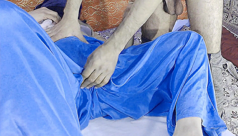 Netu: Vnadná indická přítelkyně masturbuje tvrdého ptáka, zatímco je prstěná hluboko...