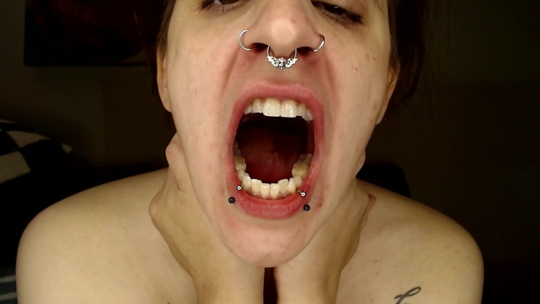Abby Anna: Turné s velkými ústy s piercingy
